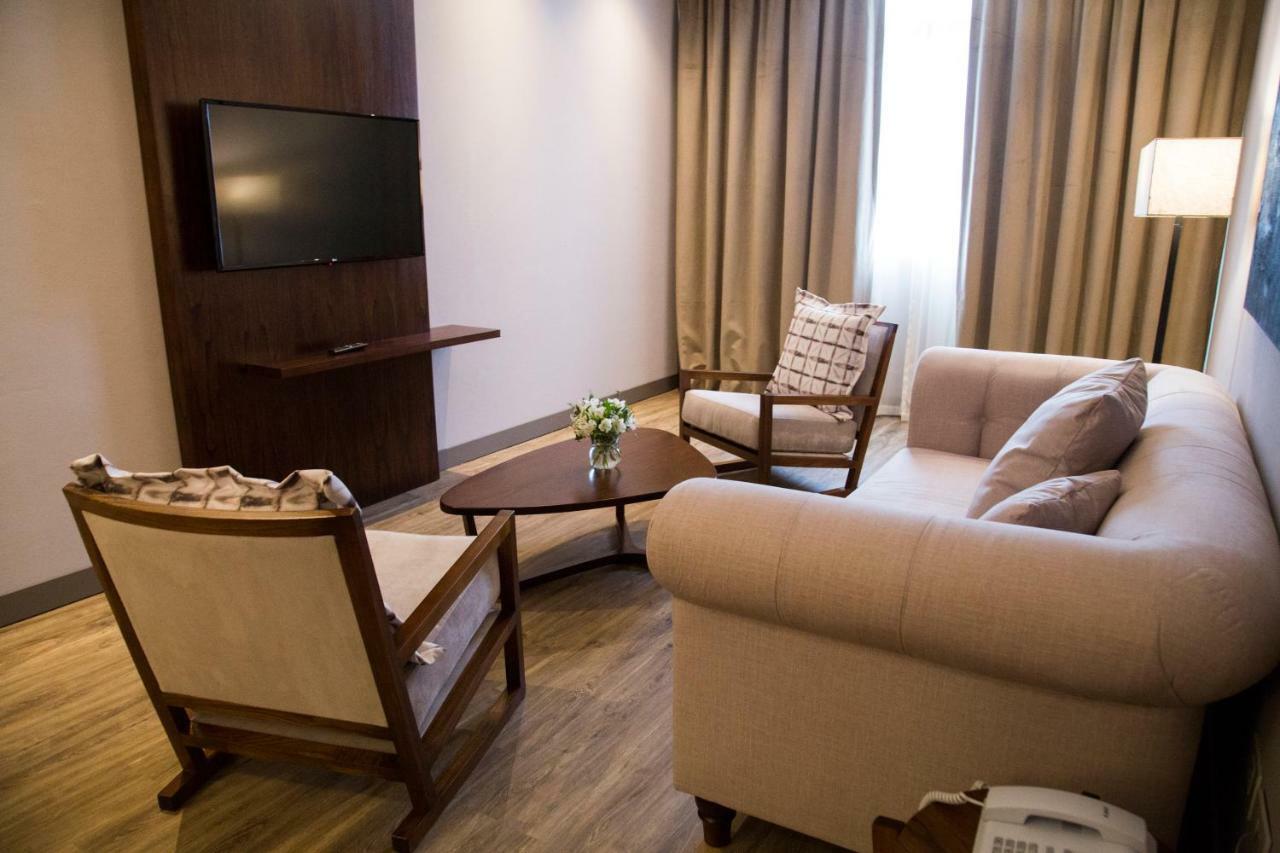 Hotel Land Plaza ลาปลาตา ภายนอก รูปภาพ